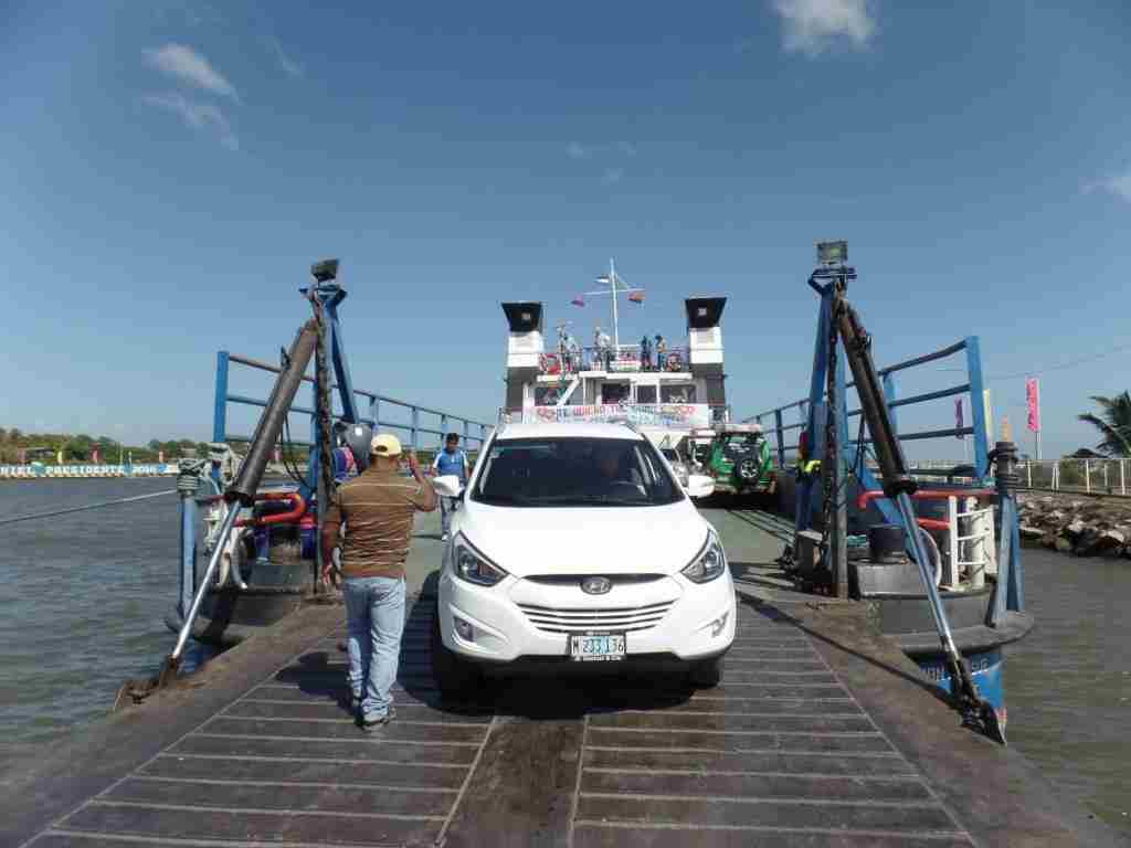 PKW-Verladung auf die Fähre nach Ometepe